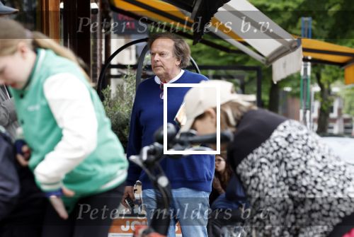 Amsterdam 3 juni 2024
Ivo Niehe winkelend in Amsterdam zuid. Hij koopt bij een boekhandel oa het boek van de mooiste Avonturen van Prins Bernhard