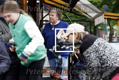 Amsterdam 3 juni 2024
Ivo Niehe winkelend in Amsterdam zuid. Hij koopt bij een boekhandel oa het boek van de mooiste Avonturen van Prins Bernhard