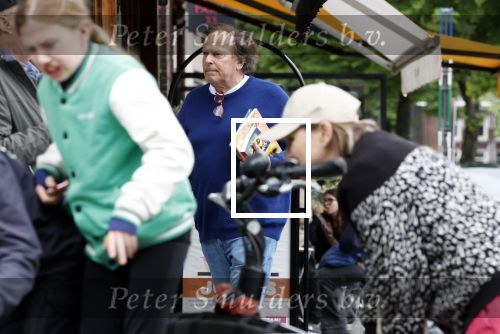 Amsterdam 3 juni 2024
Ivo Niehe winkelend in Amsterdam zuid. Hij koopt bij een boekhandel oa het boek van de mooiste Avonturen van Prins Bernhard