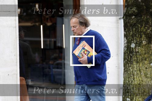 Amsterdam 3 juni 2024
Ivo Niehe winkelend in Amsterdam zuid. Hij koopt bij een boekhandel oa het boek van de mooiste Avonturen van Prins Bernhard