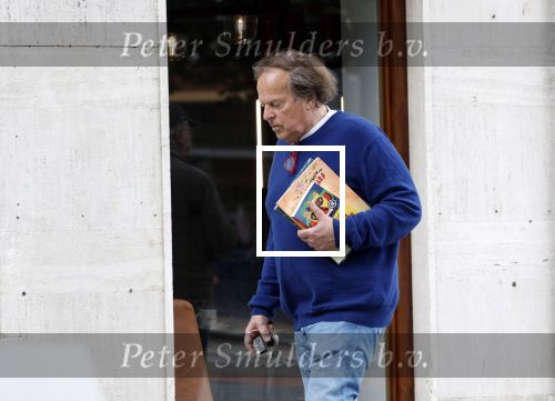 Amsterdam 3 juni 2024
Ivo Niehe winkelend in Amsterdam zuid. Hij koopt bij een boekhandel oa het boek van de mooiste Avonturen van Prins Bernhard
