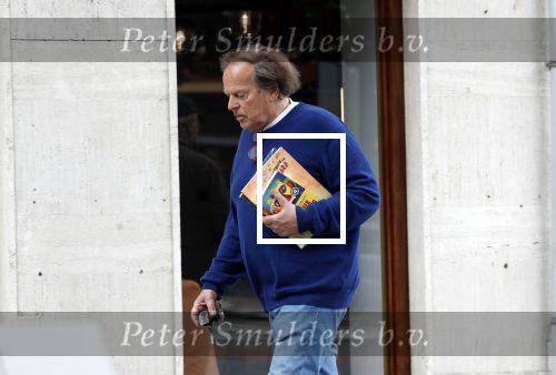 Amsterdam 3 juni 2024
Ivo Niehe winkelend in Amsterdam zuid. Hij koopt bij een boekhandel oa het boek van de mooiste Avonturen van Prins Bernhard
