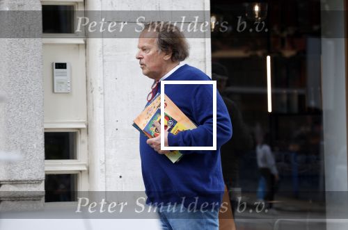 Amsterdam 3 juni 2024
Ivo Niehe winkelend in Amsterdam zuid. Hij koopt bij een boekhandel oa het boek van de mooiste Avonturen van Prins Bernhard
