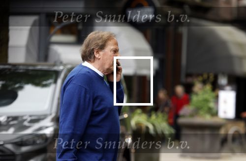 Amsterdam 3 juni 2024
Ivo Niehe winkelend in Amsterdam zuid. Hij koopt bij een boekhandel oa het boek van de mooiste Avonturen van Prins Bernhard