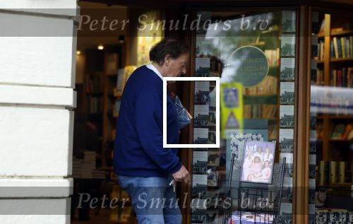 Amsterdam 3 juni 2024
Ivo Niehe winkelend in Amsterdam zuid. Hij koopt bij een boekhandel oa het boek van de mooiste Avonturen van Prins Bernhard