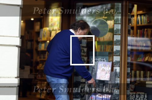 Amsterdam 3 juni 2024
Ivo Niehe winkelend in Amsterdam zuid. Hij koopt bij een boekhandel oa het boek van de mooiste Avonturen van Prins Bernhard