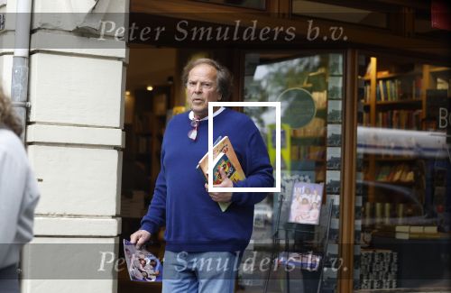 Amsterdam 3 juni 2024
Ivo Niehe winkelend in Amsterdam zuid. Hij koopt bij een boekhandel oa het boek van de mooiste Avonturen van Prins Bernhard