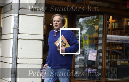 Amsterdam 3 juni 2024
Ivo Niehe winkelend in Amsterdam zuid. Hij koopt bij een boekhandel oa het boek van de mooiste Avonturen van Prins Bernhard