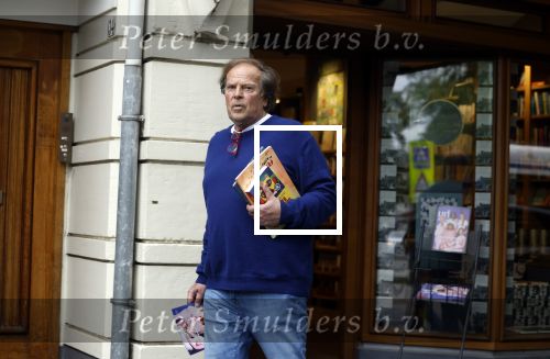 Amsterdam 3 juni 2024
Ivo Niehe winkelend in Amsterdam zuid. Hij koopt bij een boekhandel oa het boek van de mooiste Avonturen van Prins Bernhard