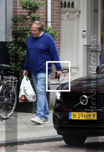 Amsterdam 3 juni 2024
Ivo Niehe winkelend in Amsterdam zuid. Hij koopt bij een boekhandel oa het boek van de mooiste Avonturen van Prins Bernhard
