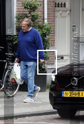 Amsterdam 3 juni 2024
Ivo Niehe winkelend in Amsterdam zuid. Hij koopt bij een boekhandel oa het boek van de mooiste Avonturen van Prins Bernhard