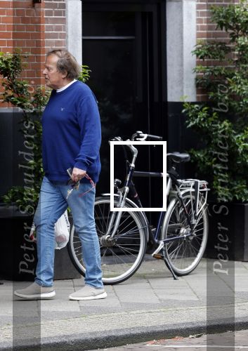Amsterdam 3 juni 2024
Ivo Niehe winkelend in Amsterdam zuid. Hij koopt bij een boekhandel oa het boek van de mooiste Avonturen van Prins Bernhard