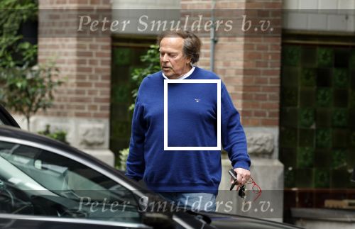 Amsterdam 3 juni 2024
Ivo Niehe winkelend in Amsterdam zuid. Hij koopt bij een boekhandel oa het boek van de mooiste Avonturen van Prins Bernhard