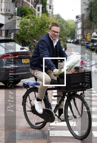 Amsterdam 3 juni 2024
Jair Ferwerda met bloemen van Arjan in Amsterdam zuid.