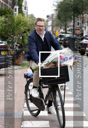Amsterdam 3 juni 2024
Jair Ferwerda met bloemen van Arjan in Amsterdam zuid.