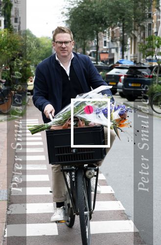 Amsterdam 3 juni 2024
Jair Ferwerda met bloemen van Arjan in Amsterdam zuid.