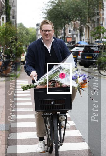 Amsterdam 3 juni 2024
Jair Ferwerda met bloemen van Arjan in Amsterdam zuid.