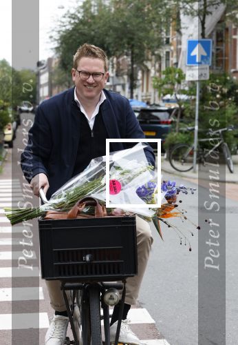 Amsterdam 3 juni 2024
Jair Ferwerda met bloemen van Arjan in Amsterdam zuid.