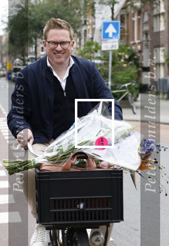 Amsterdam 3 juni 2024
Jair Ferwerda met bloemen van Arjan in Amsterdam zuid.