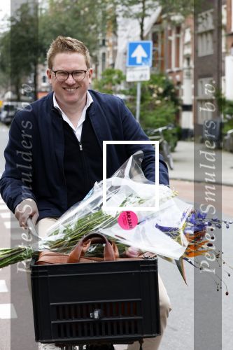 Amsterdam 3 juni 2024
Jair Ferwerda met bloemen van Arjan in Amsterdam zuid.