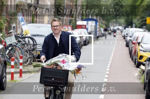 Amsterdam 3 juni 2024
Jair Ferwerda met bloemen van Arjan in Amsterdam zuid.