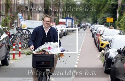 Amsterdam 3 juni 2024
Jair Ferwerda met bloemen van Arjan in Amsterdam zuid.