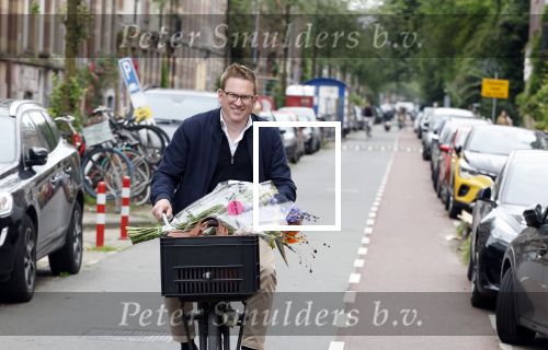 Amsterdam 3 juni 2024
Jair Ferwerda met bloemen van Arjan in Amsterdam zuid.
