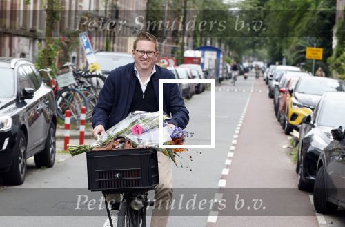 Amsterdam 3 juni 2024
Jair Ferwerda met bloemen van Arjan in Amsterdam zuid.