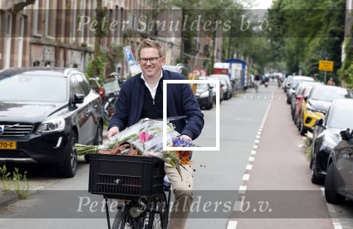 Amsterdam 3 juni 2024
Jair Ferwerda met bloemen van Arjan in Amsterdam zuid.