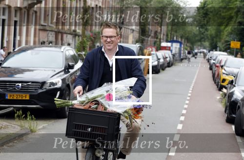 Amsterdam 3 juni 2024
Jair Ferwerda met bloemen van Arjan in Amsterdam zuid.