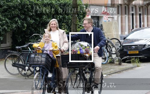 Amsterdam 3 juni 2024
Jair Ferwerda met bloemen van Arjan in Amsterdam zuid. Jair met zijn vrouw en dochter