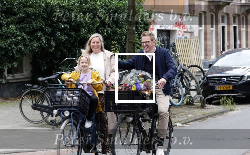 Amsterdam 3 juni 2024
Jair Ferwerda met bloemen van Arjan in Amsterdam zuid. Jair met zijn vrouw en dochter