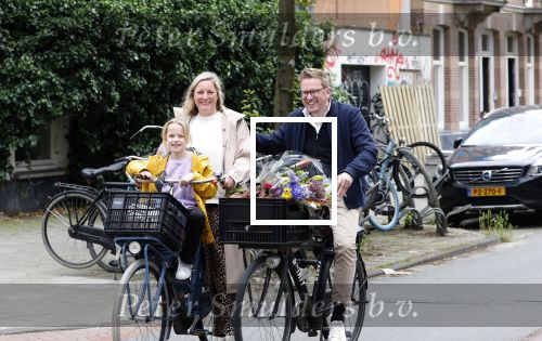 Amsterdam 3 juni 2024
Jair Ferwerda met bloemen van Arjan in Amsterdam zuid. Jair met zijn vrouw en dochter