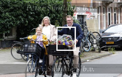 Amsterdam 3 juni 2024
Jair Ferwerda met bloemen van Arjan in Amsterdam zuid. Jair met zijn vrouw en dochter