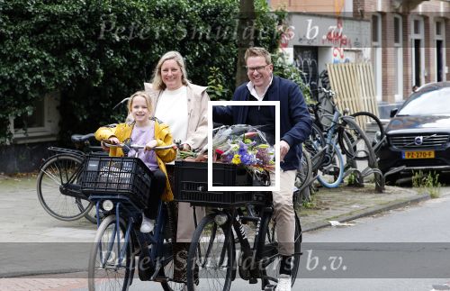 Amsterdam 3 juni 2024
Jair Ferwerda met bloemen van Arjan in Amsterdam zuid. Jair met zijn vrouw en dochter