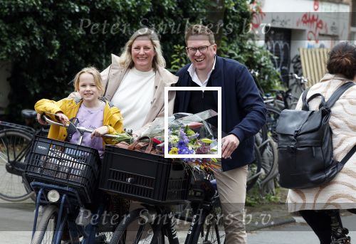 Amsterdam 3 juni 2024
Jair Ferwerda met bloemen van Arjan in Amsterdam zuid. Jair met zijn vrouw en dochter