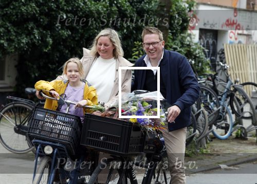 Amsterdam 3 juni 2024
Jair Ferwerda met bloemen van Arjan in Amsterdam zuid. Jair met zijn vrouw en dochter