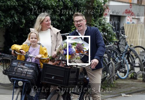 Amsterdam 3 juni 2024
Jair Ferwerda met bloemen van Arjan in Amsterdam zuid. Jair met zijn vrouw en dochter