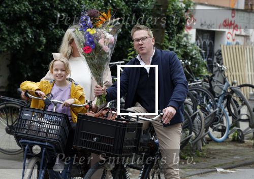 Amsterdam 3 juni 2024
Jair Ferwerda met bloemen van Arjan in Amsterdam zuid. Jair met zijn vrouw en dochter