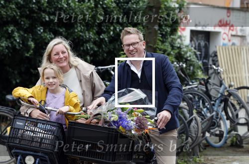 Amsterdam 3 juni 2024
Jair Ferwerda met bloemen van Arjan in Amsterdam zuid. Jair met zijn vrouw en dochter