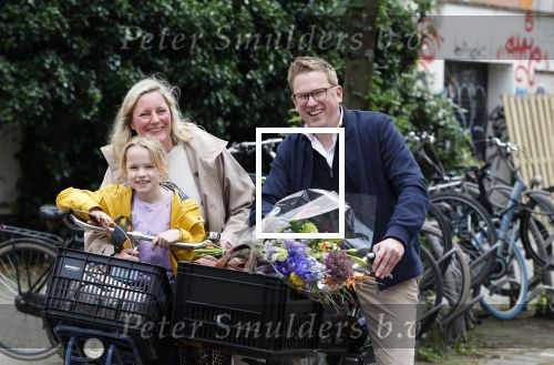Amsterdam 3 juni 2024
Jair Ferwerda met bloemen van Arjan in Amsterdam zuid. Jair met zijn vrouw en dochter