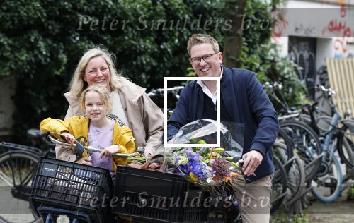 Amsterdam 3 juni 2024
Jair Ferwerda met bloemen van Arjan in Amsterdam zuid. Jair met zijn vrouw en dochter