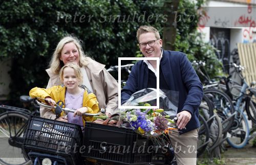 Amsterdam 3 juni 2024
Jair Ferwerda met bloemen van Arjan in Amsterdam zuid. Jair met zijn vrouw en dochter