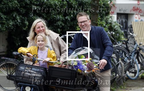 Amsterdam 3 juni 2024
Jair Ferwerda met bloemen van Arjan in Amsterdam zuid. Jair met zijn vrouw en dochter