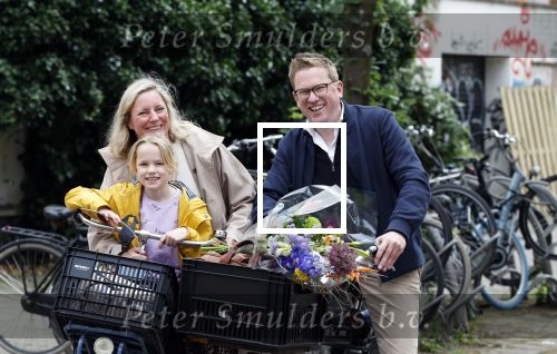 Amsterdam 3 juni 2024
Jair Ferwerda met bloemen van Arjan in Amsterdam zuid. Jair met zijn vrouw en dochter