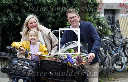 Amsterdam 3 juni 2024
Jair Ferwerda met bloemen van Arjan in Amsterdam zuid. Jair met zijn vrouw en dochter