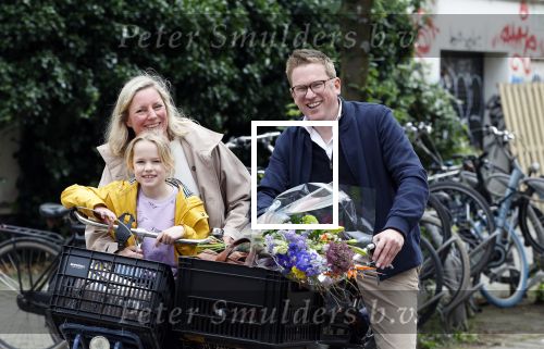 Amsterdam 3 juni 2024
Jair Ferwerda met bloemen van Arjan in Amsterdam zuid. Jair met zijn vrouw en dochter