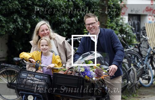 Amsterdam 3 juni 2024
Jair Ferwerda met bloemen van Arjan in Amsterdam zuid. Jair met zijn vrouw en dochter