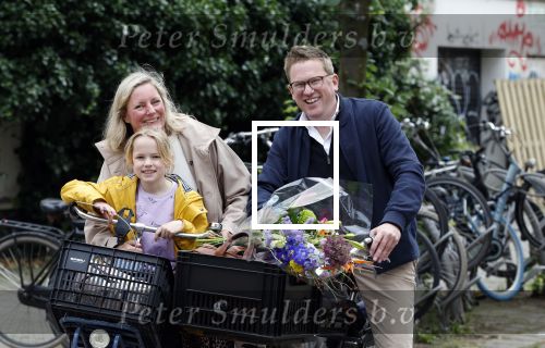 Amsterdam 3 juni 2024
Jair Ferwerda met bloemen van Arjan in Amsterdam zuid. Jair met zijn vrouw en dochter