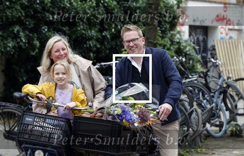 Amsterdam 3 juni 2024
Jair Ferwerda met bloemen van Arjan in Amsterdam zuid. Jair met zijn vrouw en dochter